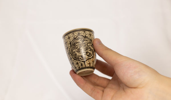 Cups with beautifully intricate wave motif